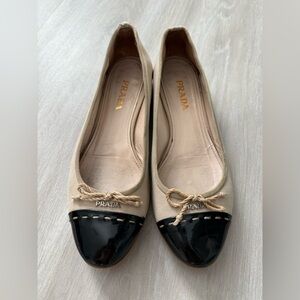Prada Beige Black Leather Ballet Flats Slip On Size 8.5 Bow Accent Cap Toe